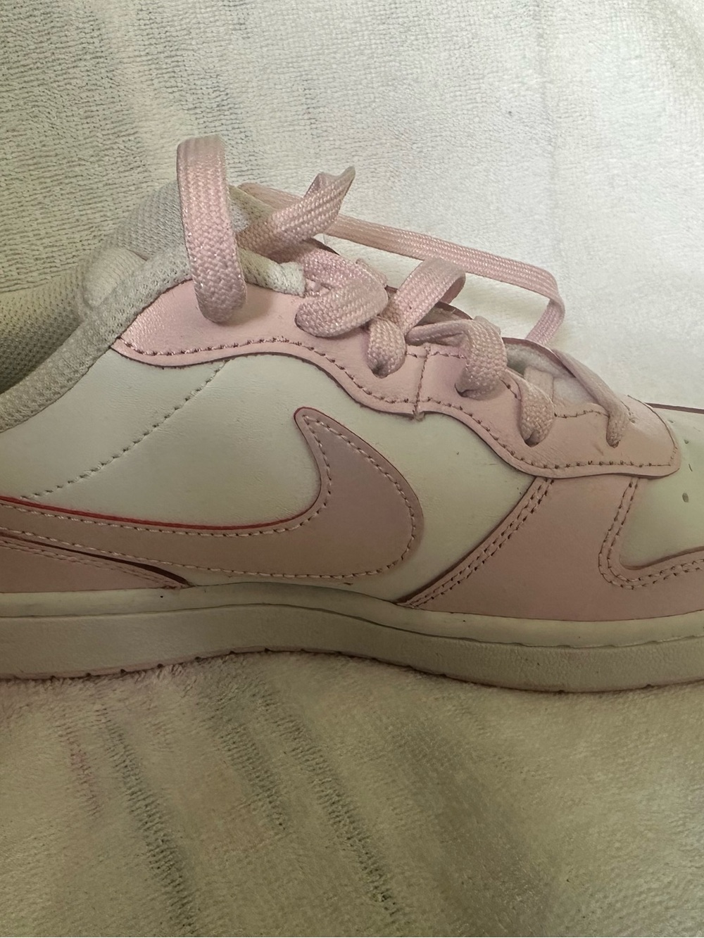Nike Kids Low-Top Sneakers in Pink and White